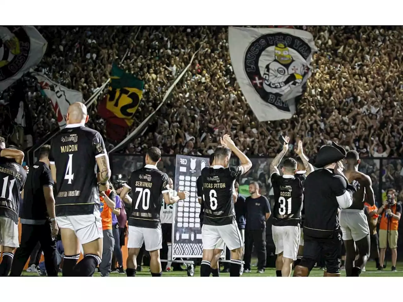 Torcida do Vasco esgota ingressos para o jogo contra o São Paulo, em São Januário