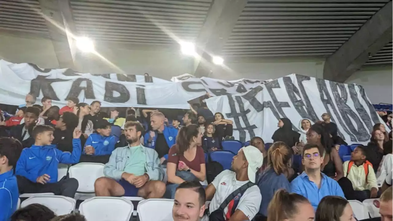 Des féministes dénoncent une « riposte violente » après avoir déployé une banderole au Parc des Princes