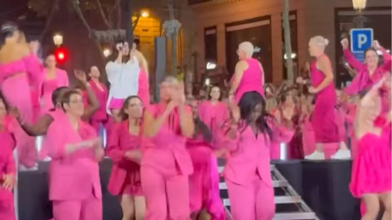 Touchées par le cancer du sein, elles défilent sur les Champs-Élysées avec Jenifer et Évelyne Dhéliat pour Octobre Rose