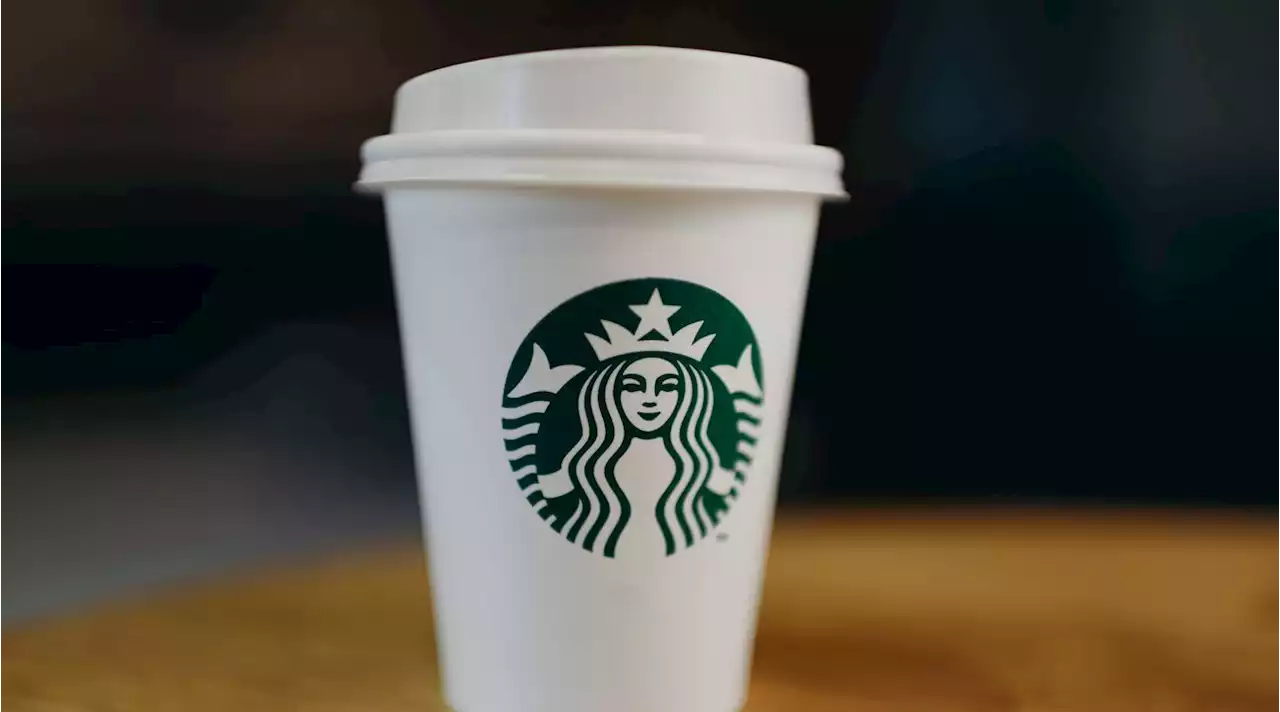 Stop al monouso entro il 2030: Starbucks saluta gli iconici bicchieri