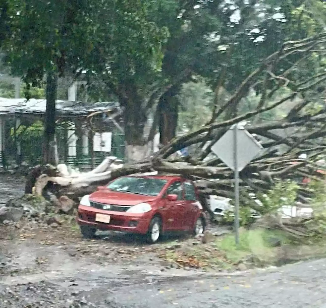 Fuertes lluvias causan daños en zona centro de Colima