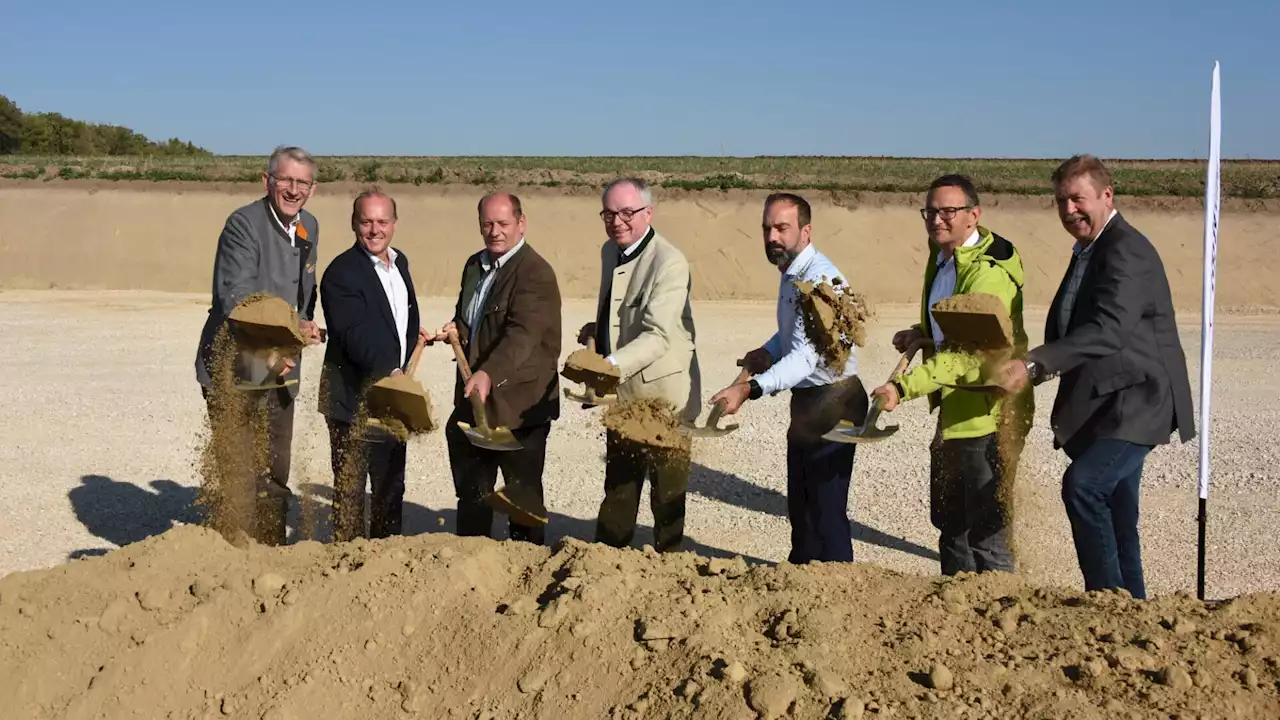 Fünf neue Windräder neben der Autobahn entstehen