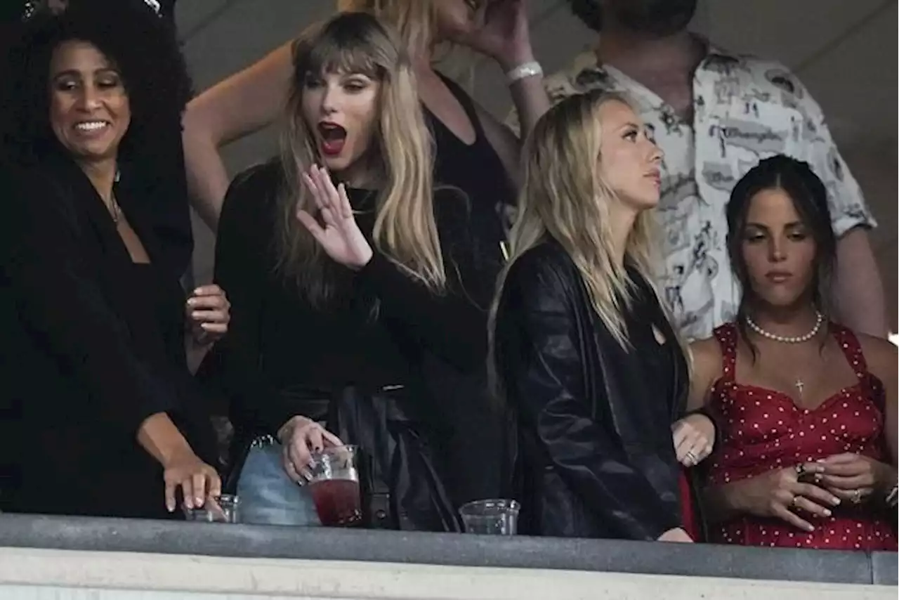 Taylor Swift watches Travis Kelce's Chiefs take on the Jets at MetLife Stadium