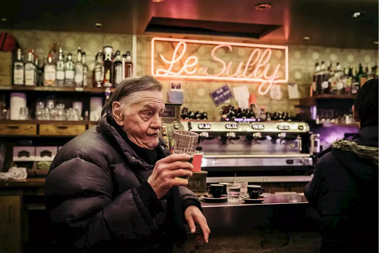 « On a tous des histoires de café » : Guillaume Blot immortalise ces bistrots en voie de disparition