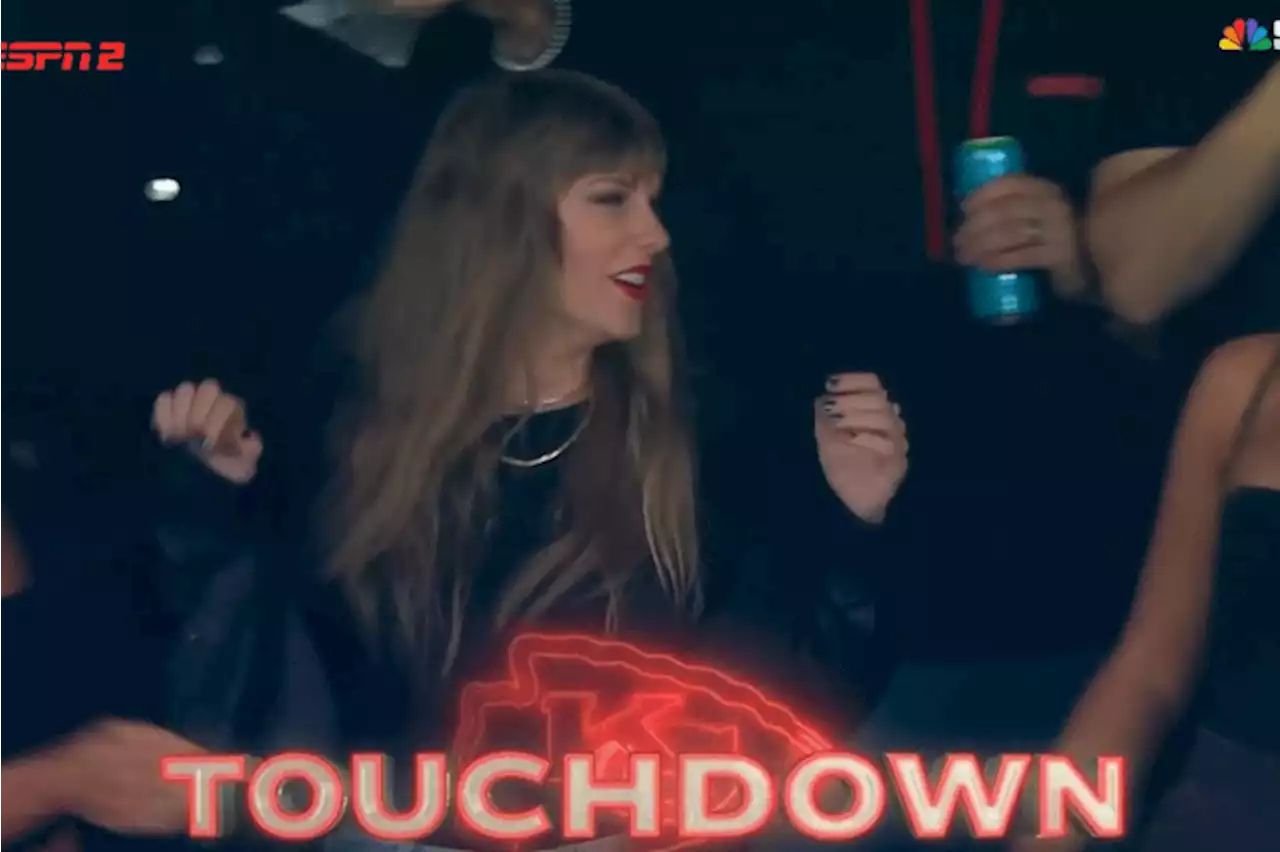 Taylor Swift volta a estádio para ver jogo da NFL e audiência bate recorde