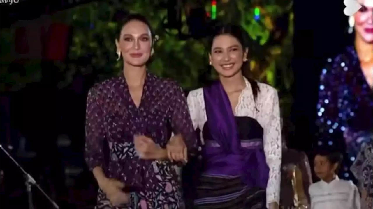 Luna Maya dan Mikha Tambayong Jalan Bareng di Catwalk saat Istana Berbatik, Kayak Saudara Kembar!