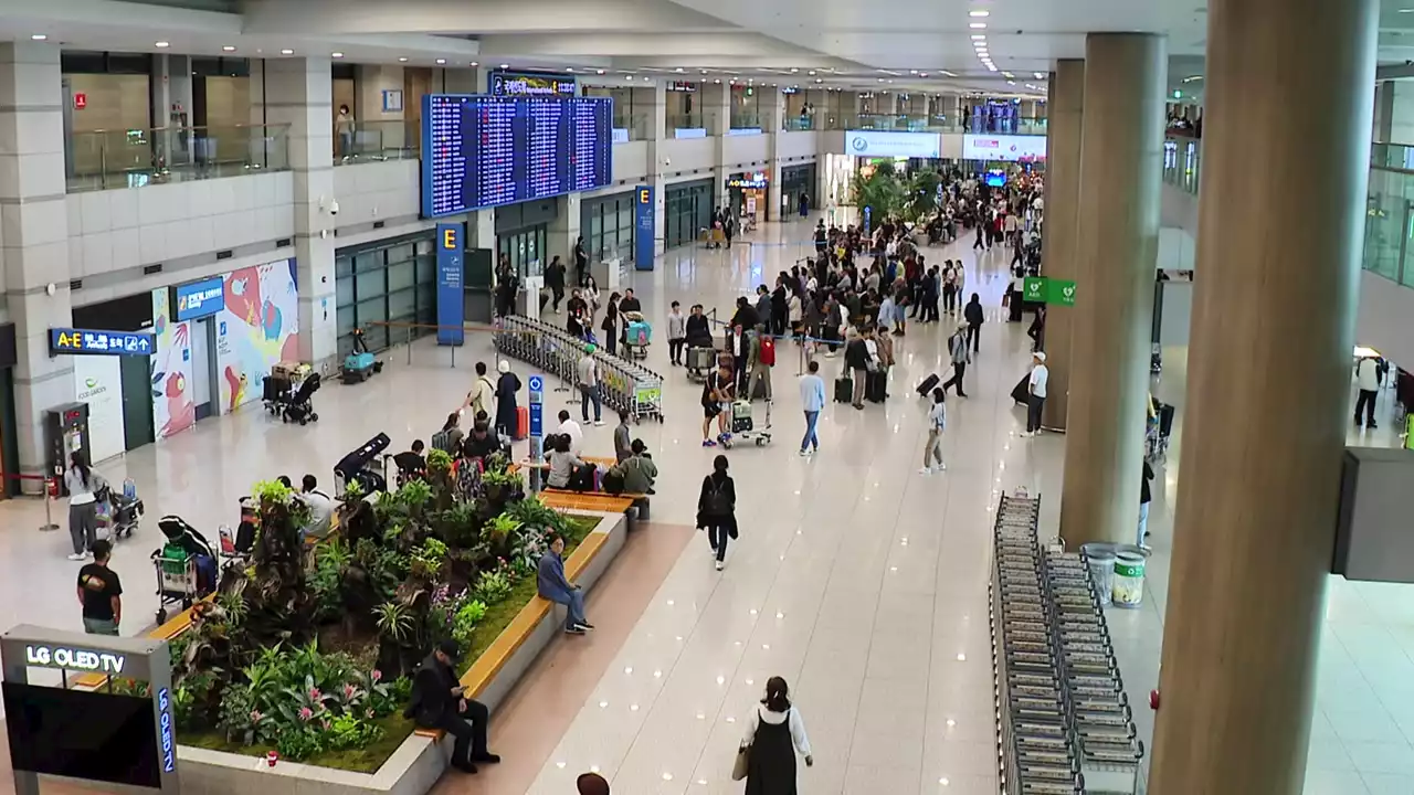 '다시 일상으로'...연휴 하루 남기고 10만 명 인천공항 입국