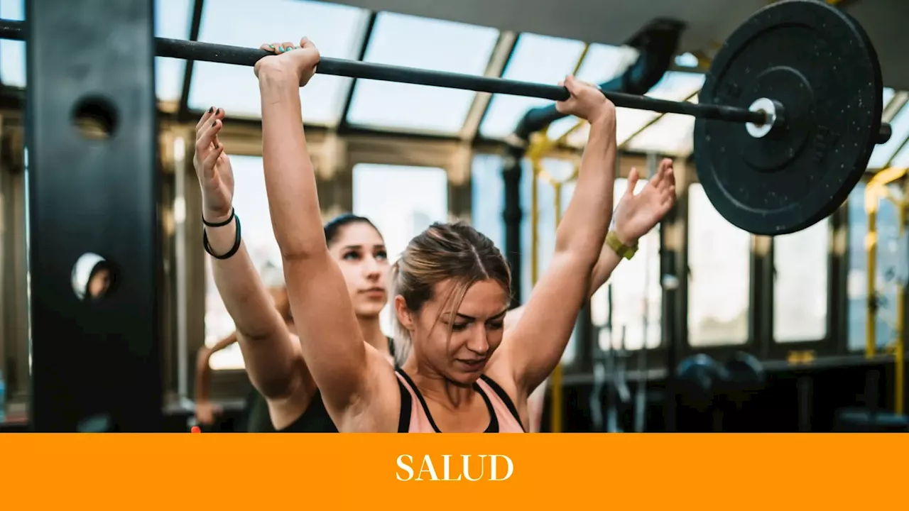 Una entrenadora revela qué ejercicio es mejor para perder peso en mujeres: ¿cardio o fuerza?