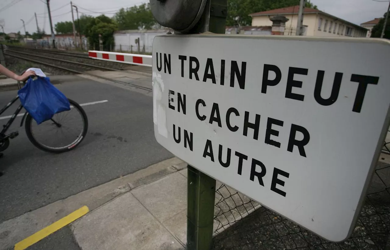 Saint-Etienne : Il traverse un passage à niveau a vélo et est percuté par un train