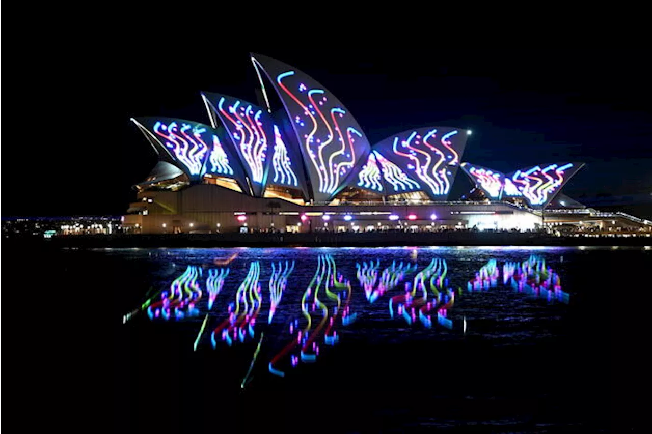 Le vele della Sydney Opera House illuminate per i 50 anni