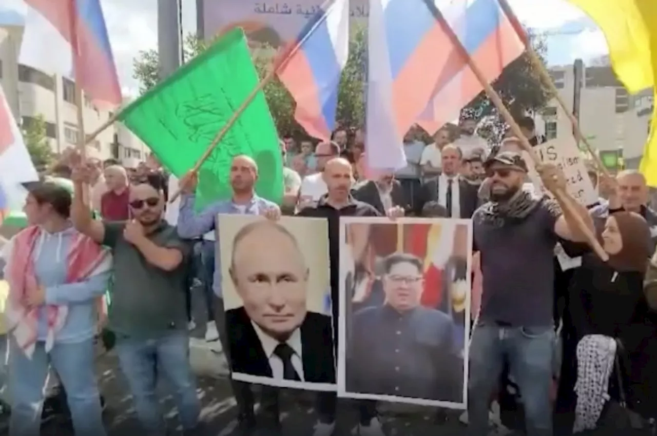 RT: палестинцы вышли на митинг с флагами РФ и портретами Путина