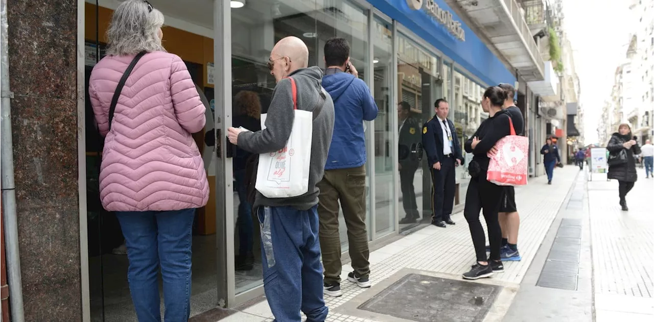 El dólar blue pasó los $ 1.000 pese a los controles y las cuevas en modo feriado