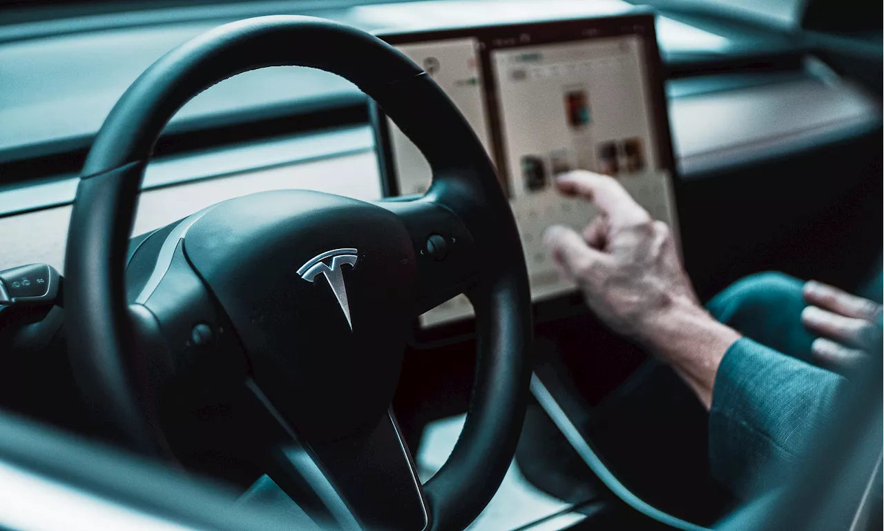 Votre Tesla vous rappellera à l'ordre si vous piquez un somme, à condition que vous acceptiez d'être filmé