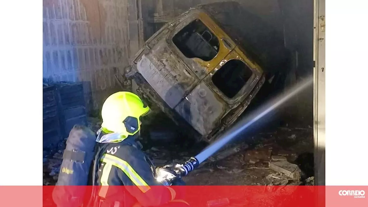 Incêndio destrói oficina e nove carros em Sintra