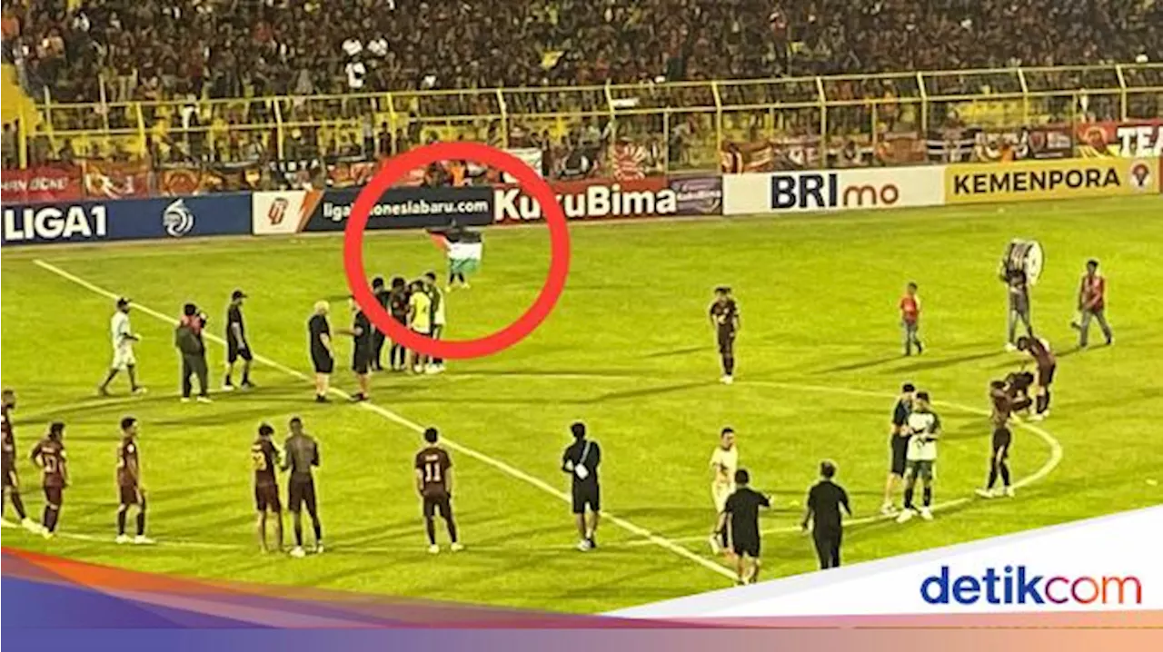 Rizky Eka Bentangkan Bendera Palestina saat Selebrasi Gol ke-2 PSM Vs Arema