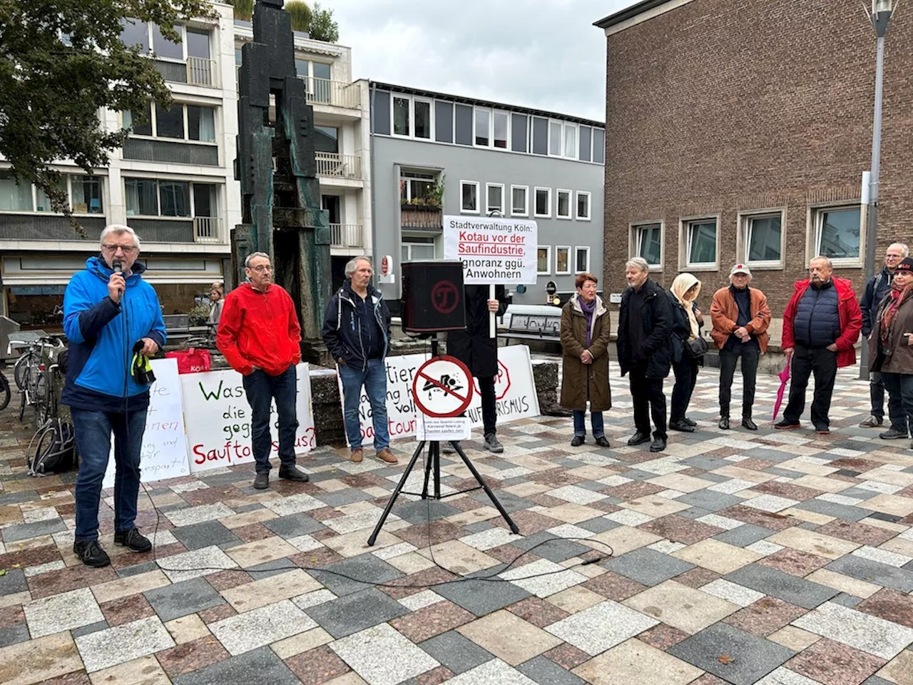 11.11.: Menschen aus Zülpicher Viertel mit Demo vor Kölner Rathaus