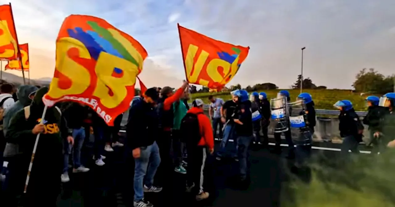 Ex Ilva in sciopero, i lavoratori bloccano l’autostrada Roma-Napoli