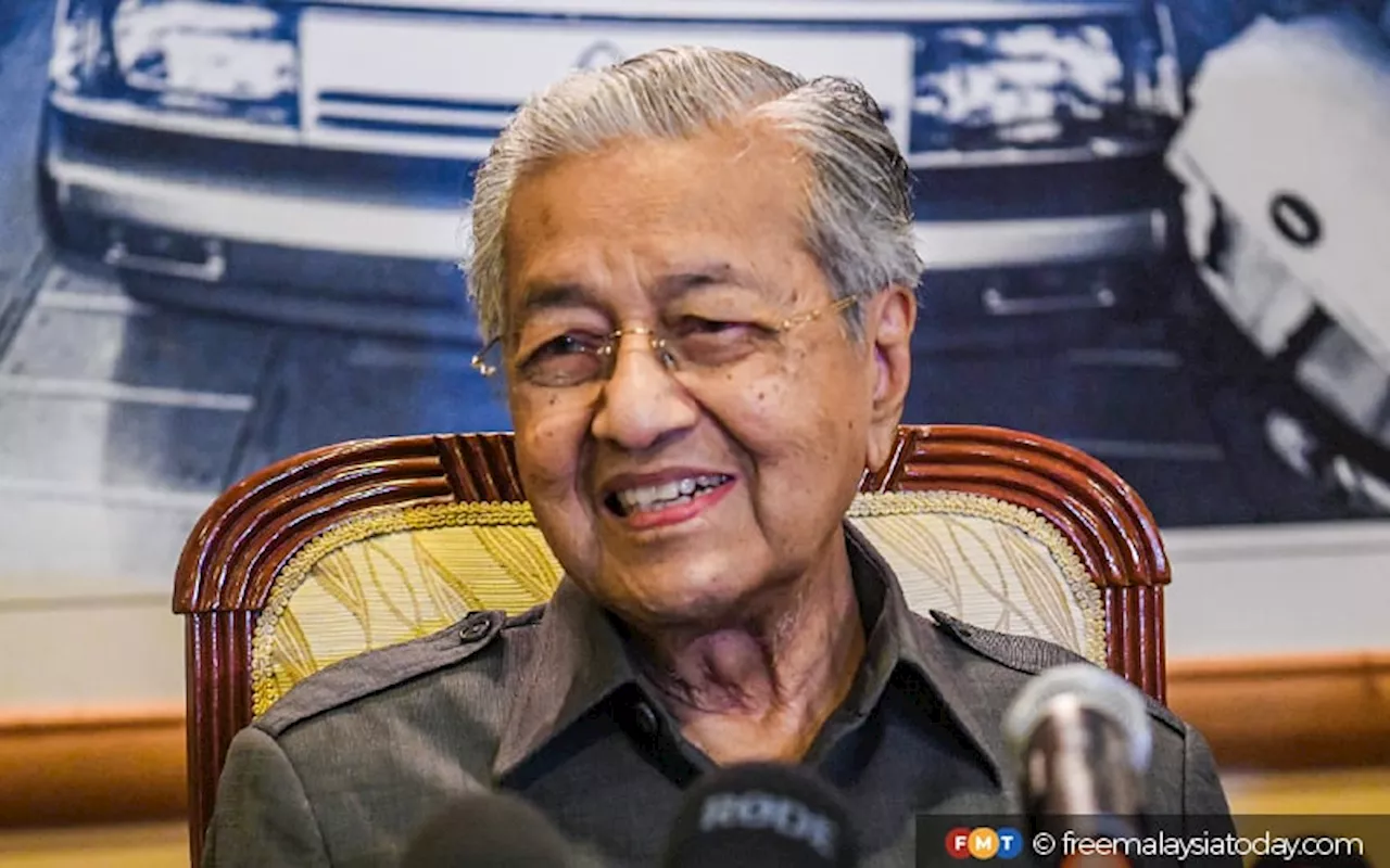 Dr M shows up at PAS muktamar, greeted with shouts of ‘takbir’