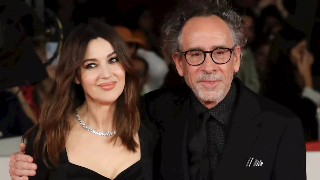 Monica Bellucci : époustouflante en robe moulante méga décolletée, elle rayonne au bras de Tim Burton