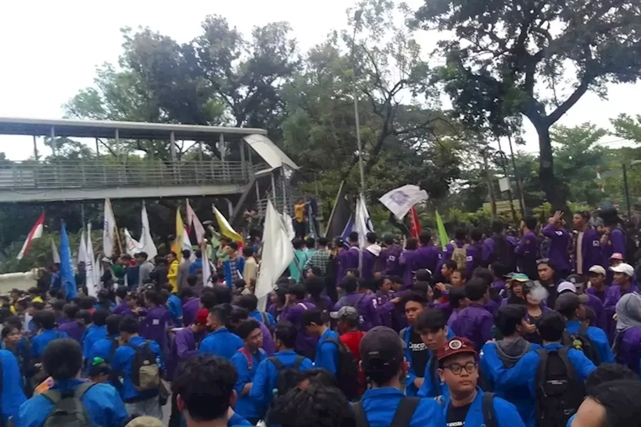 Demo Mahasiswa di Jakarta Ricuh, Rusak Sejumlah Properti