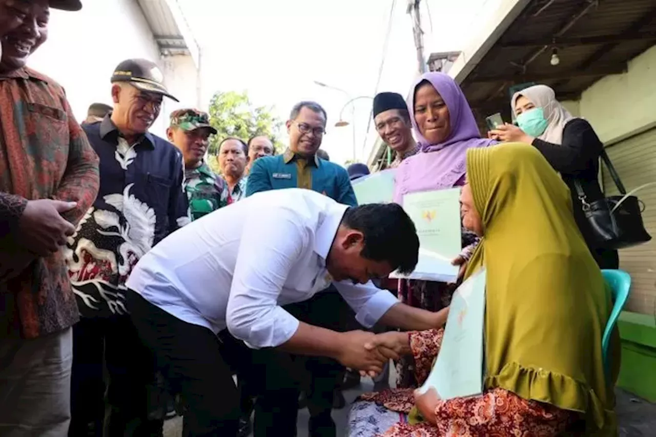 Turun ke Desa Sedati Gede Sidoarjo, Menteri ATR/Kepala BPN Serahkan Belasan Sertipikat Hasil PTSL