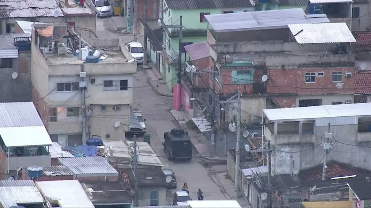 PM faz operação na Cidade de Deus para retirada de barricadas e repressão a roubo de veículos