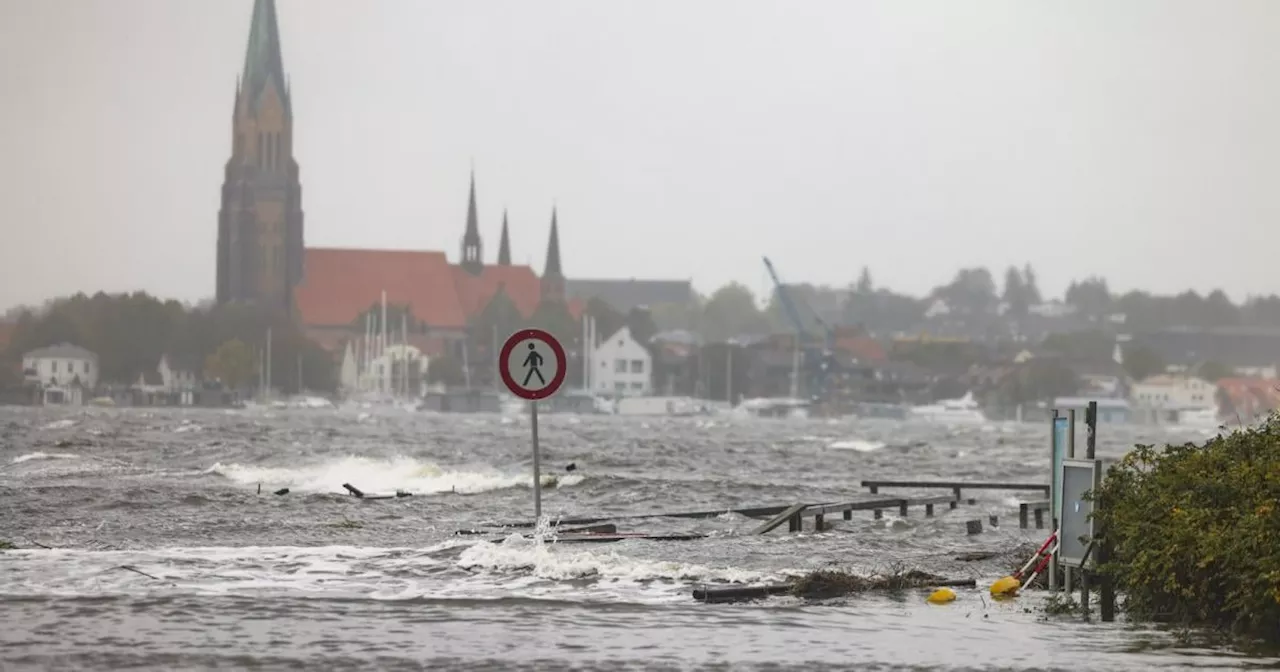 Mächtiger Sturm treibt Ostsee über die Ufer: Bereits ein Toter