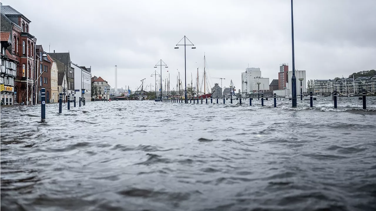 Sturmflut an der Ostseeküste: Viele Straßen stehen unter Wasser