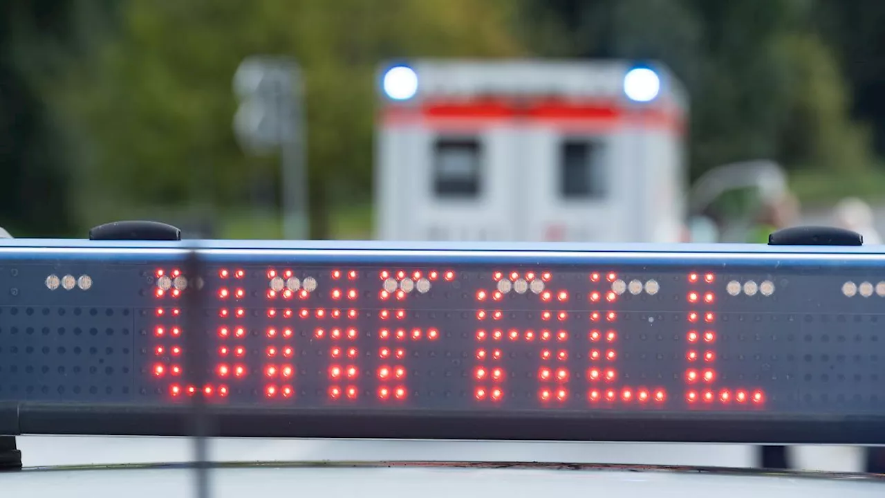 Auto bricht durch Leitplanke: Drei Kinder verlieren Eltern bei Unfall auf der A61