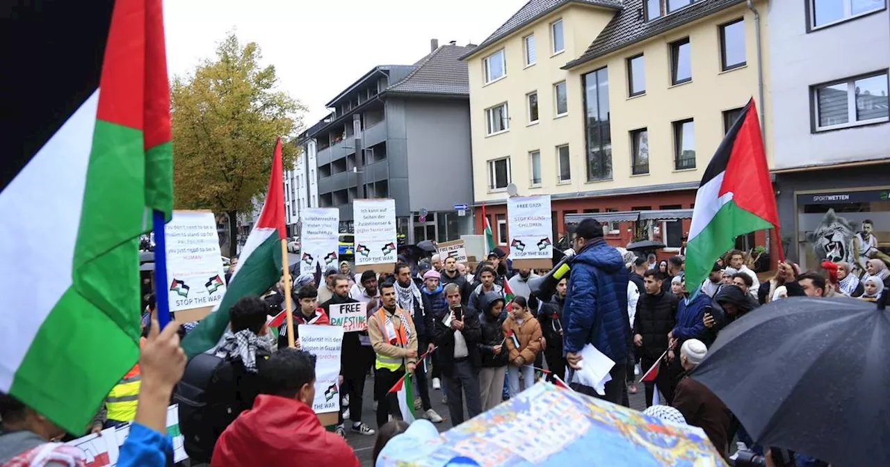 Rund 100 Menschen demonstrieren in Krefeld gegen den Gaza-Krieg