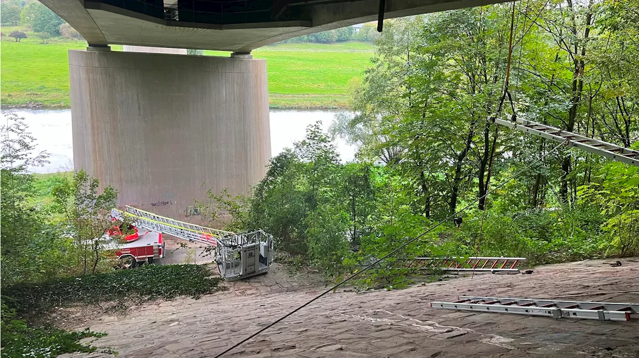 Geocacher fällt von Brücke: Rettung nur durch Zufall