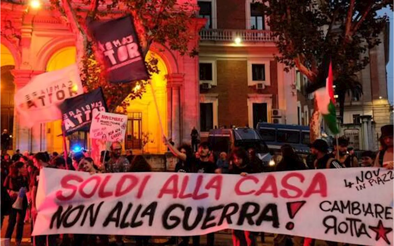 Roma, proteste contro Salvini: studenti bruciano modellino del ponte sullo Stretto