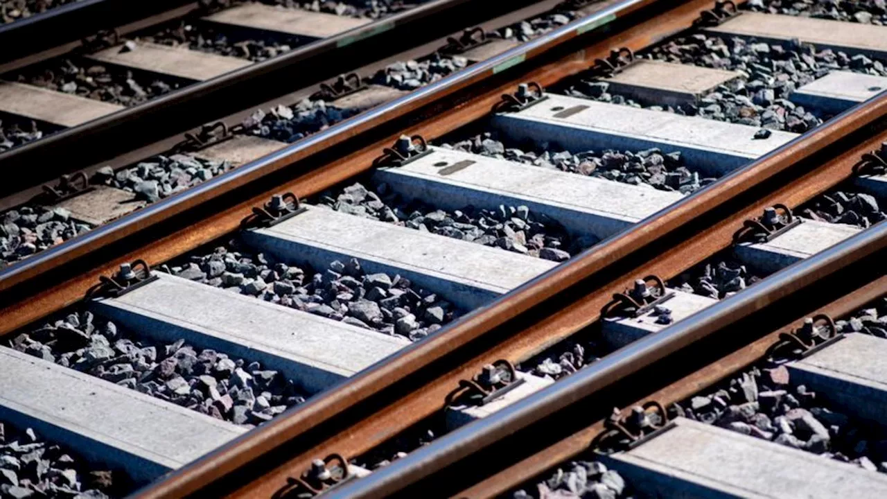 Salzlandkreis: Lastwagen auf Bahngleis gekippt: Behinderungen im Zugverkehr