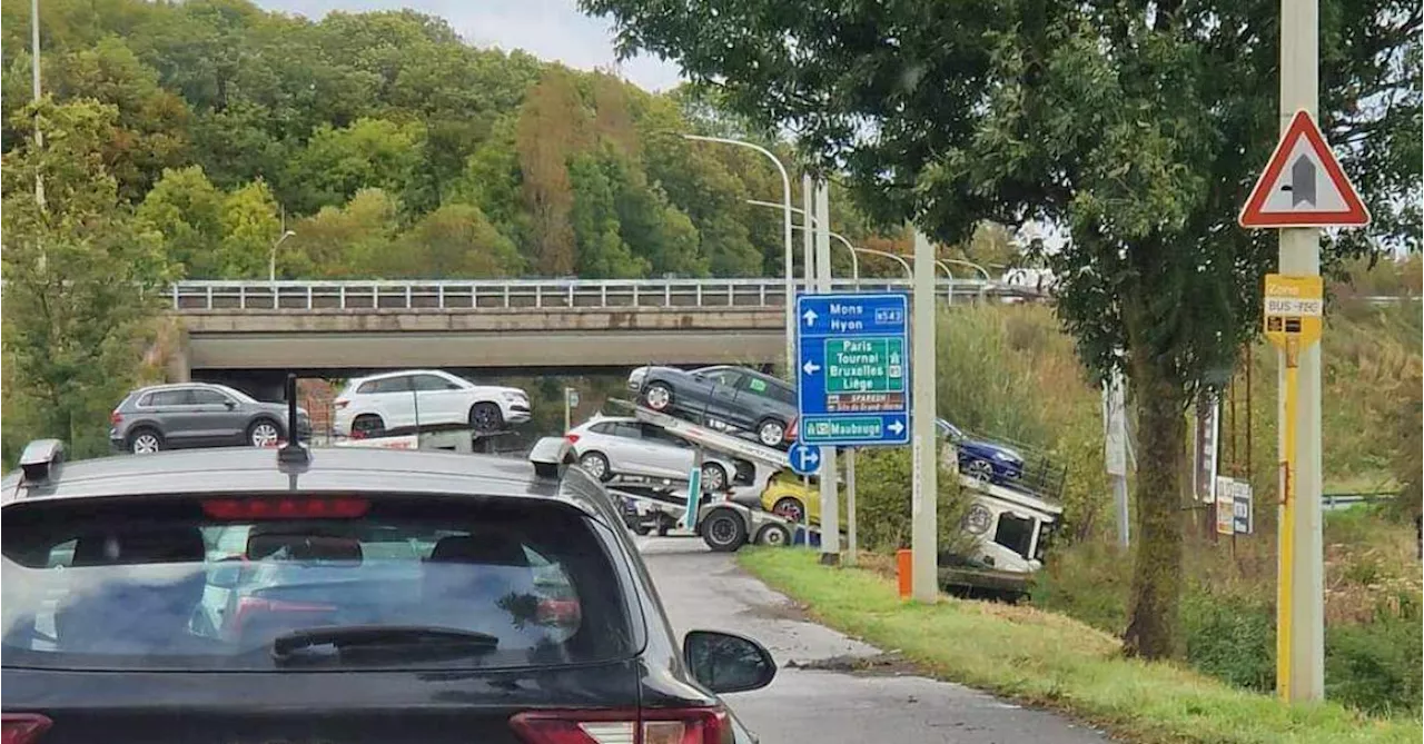« C’est le gros carnage ! » : un camion finit dans le fossé à Frameries et bloque complètement la route, le