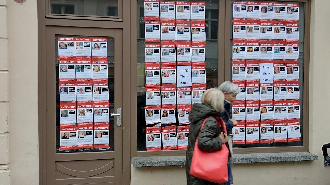 Rote Plakate in der Potsdamer Innenstadt: Aktion zeigt israelische Entführungsopfer der Hamas