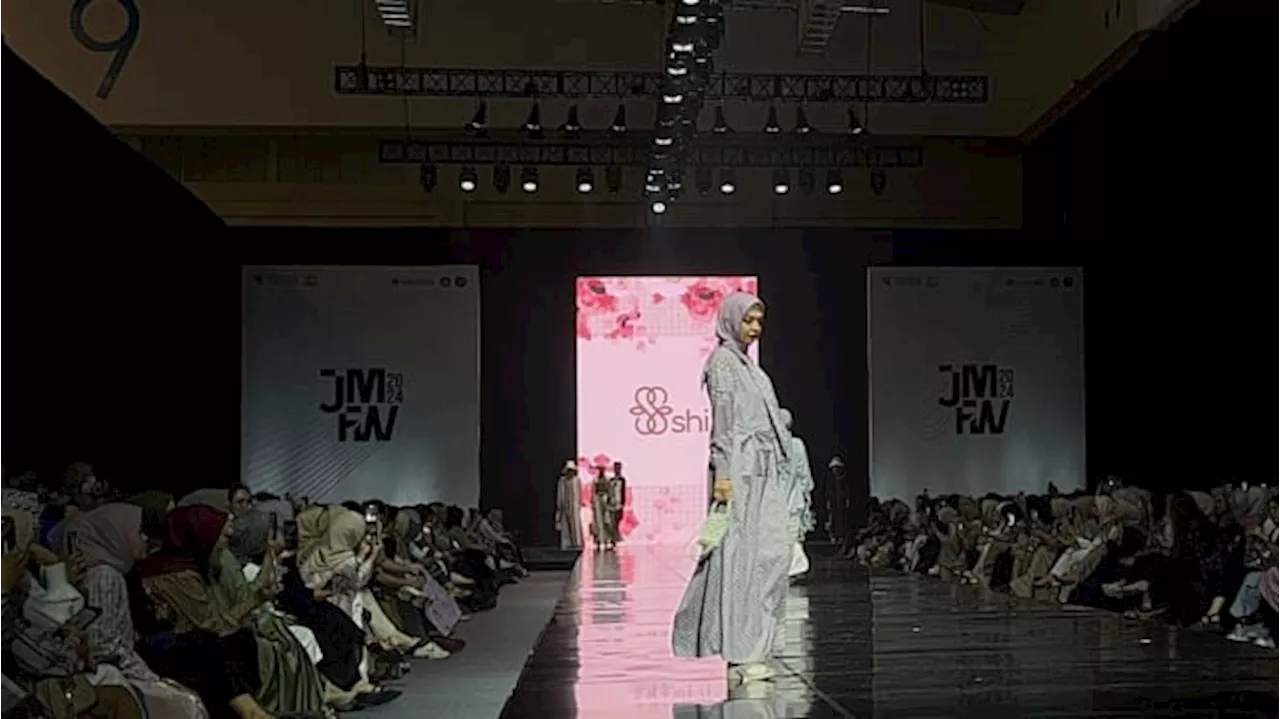 Tampil di JMFW Shireen Sungkar Highlight Busana Tak Perlu Setrika