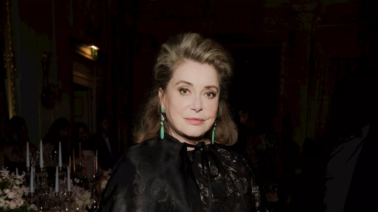 Catherine Deneuve compie 79 anni ed è icona dello stile francese