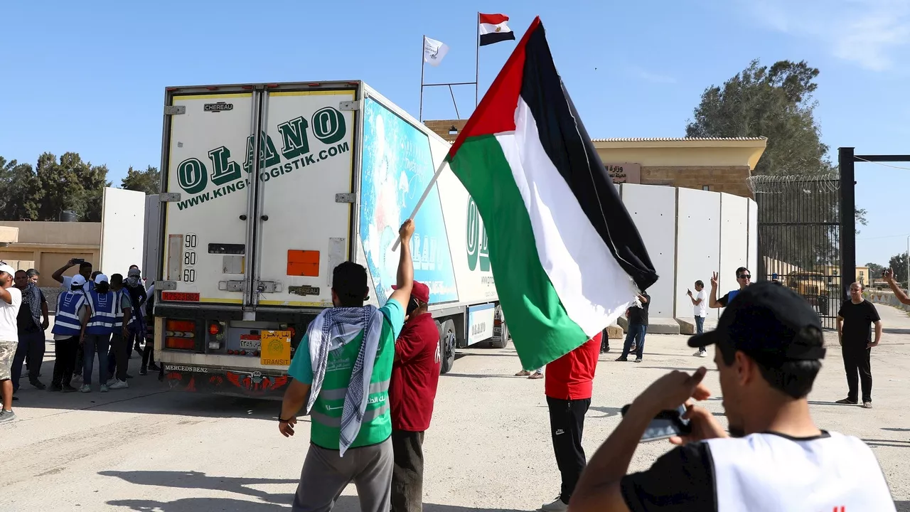 Entran 20 camiones en Gaza por el paso fronterizo de Rafah con comida, agua y medicinas