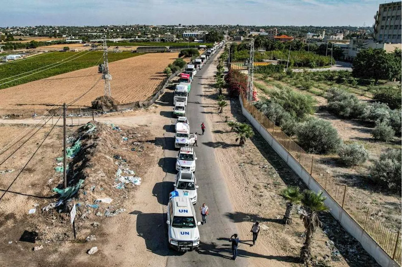 أولى شاحنات المساعدات الإنسانية تدخل إلى قطاع غزة