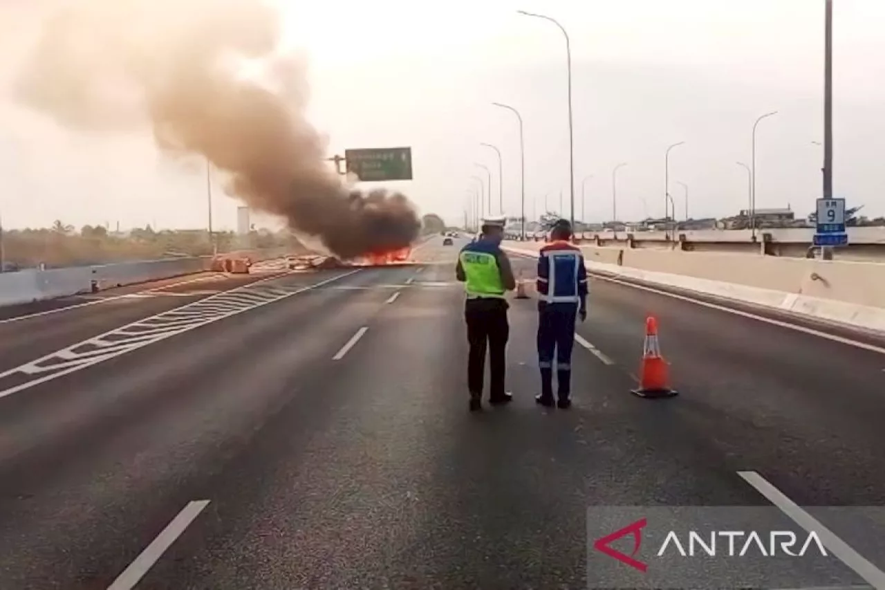 Sebuah mobil terbakar di ruas Tol Becakayu