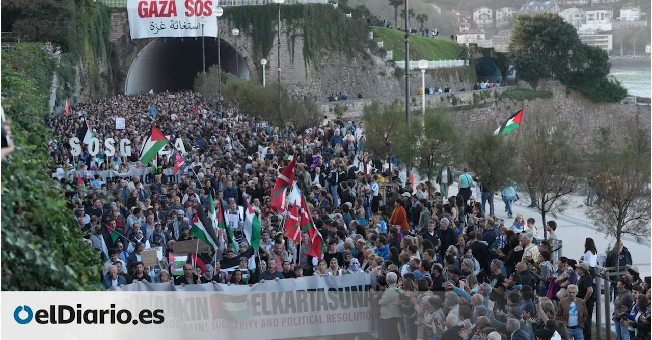 Miles de personas salen a la calle en Donostia en defensa de los derechos de Palestina