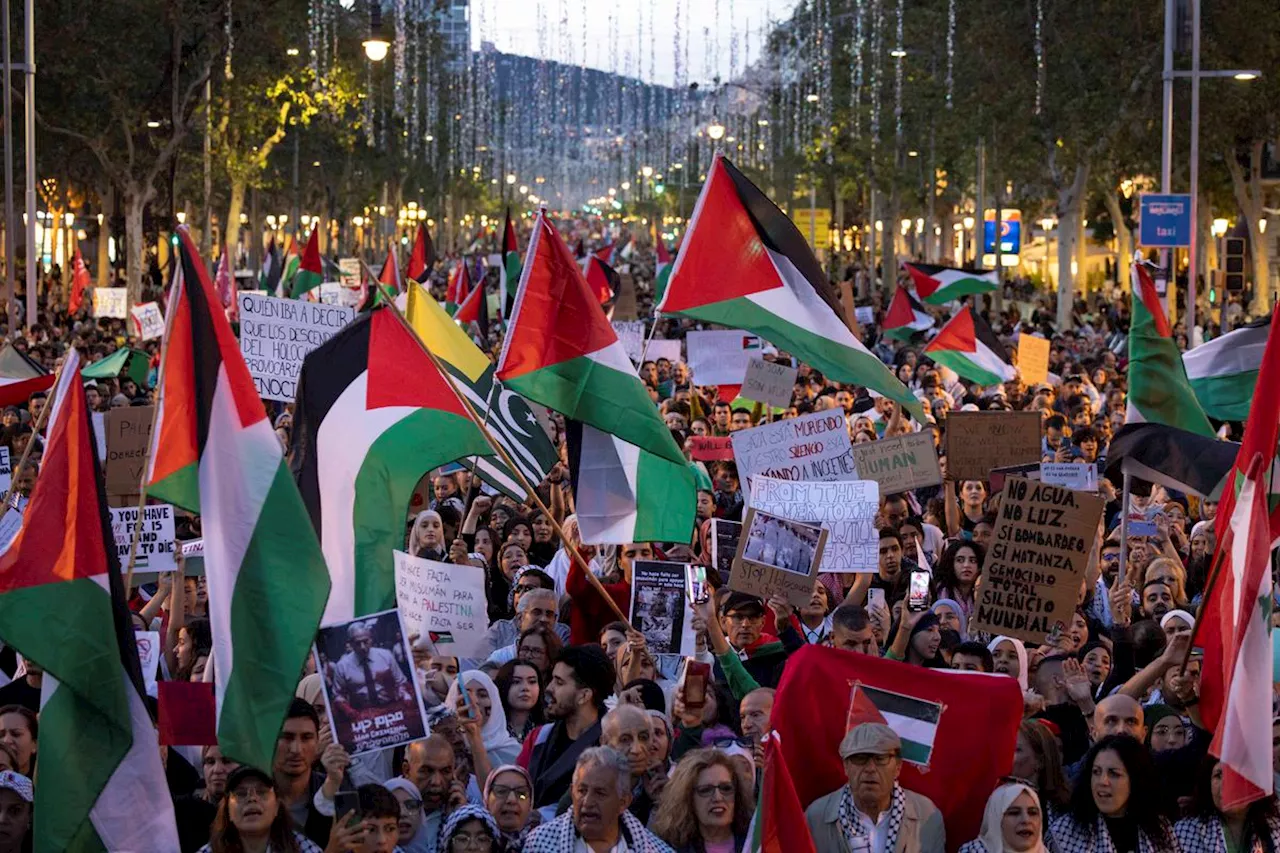 Miles de personas se manifiestan en Barcelona contra la ofensiva de Israel en Gaza