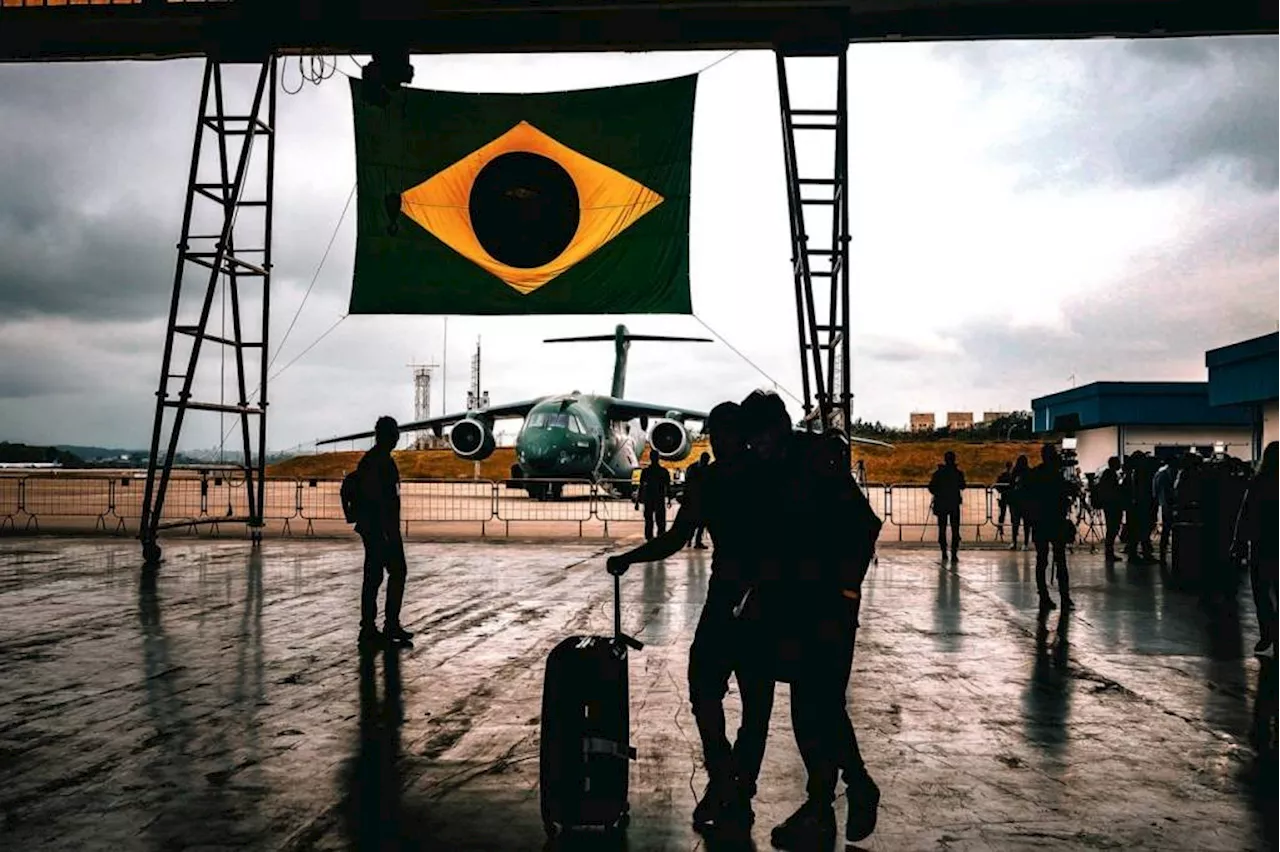 Chega ao Brasil voo da FAB com sétimo grupo de brasileiros repatriados de Israel