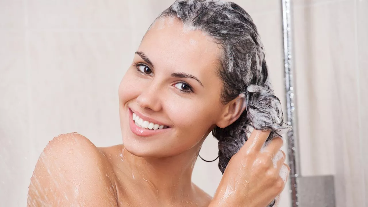 Shampoo gegen fettige Haare: Die 6 wirksamen Top-Helfer