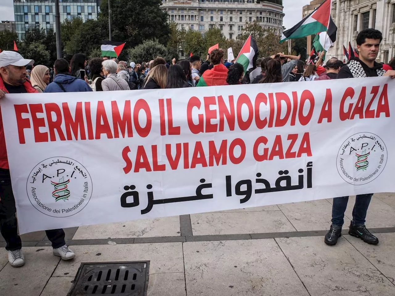 Cori in arabo e Anna Frank con la kefiah. L'ultima dei pro Palestina in piazza