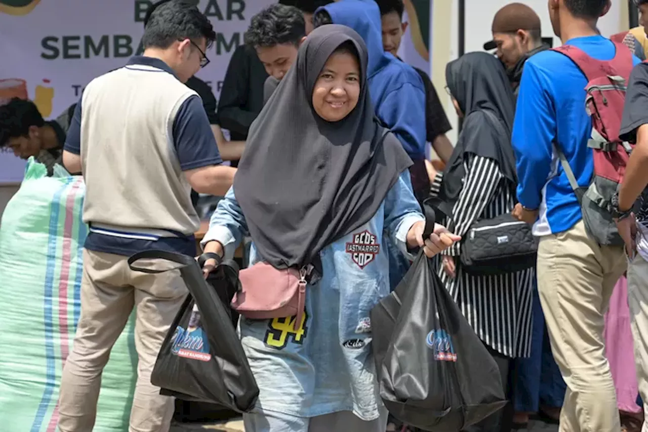 Ibu-ibu Rumah Tangga di Cianjur Senang Ada Bazar Sembako Murah Rp 5 Ribu