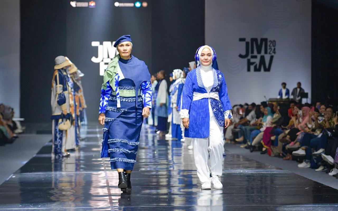 Sekjen Kemendikbudristek & Dirjen Vokasi Berlenggak-lenggok di JMFW 2024, Cakep!