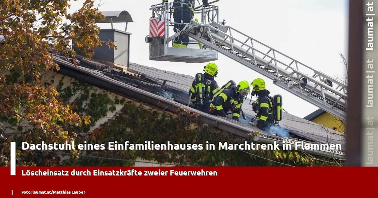 Dachstuhl eines Einfamilienhauses in Marchtrenk in Flammen