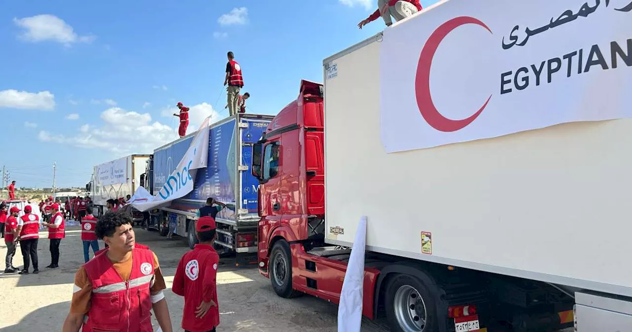 Plusieurs camions d’aide humanitaire commencent à entrer dans Gaza