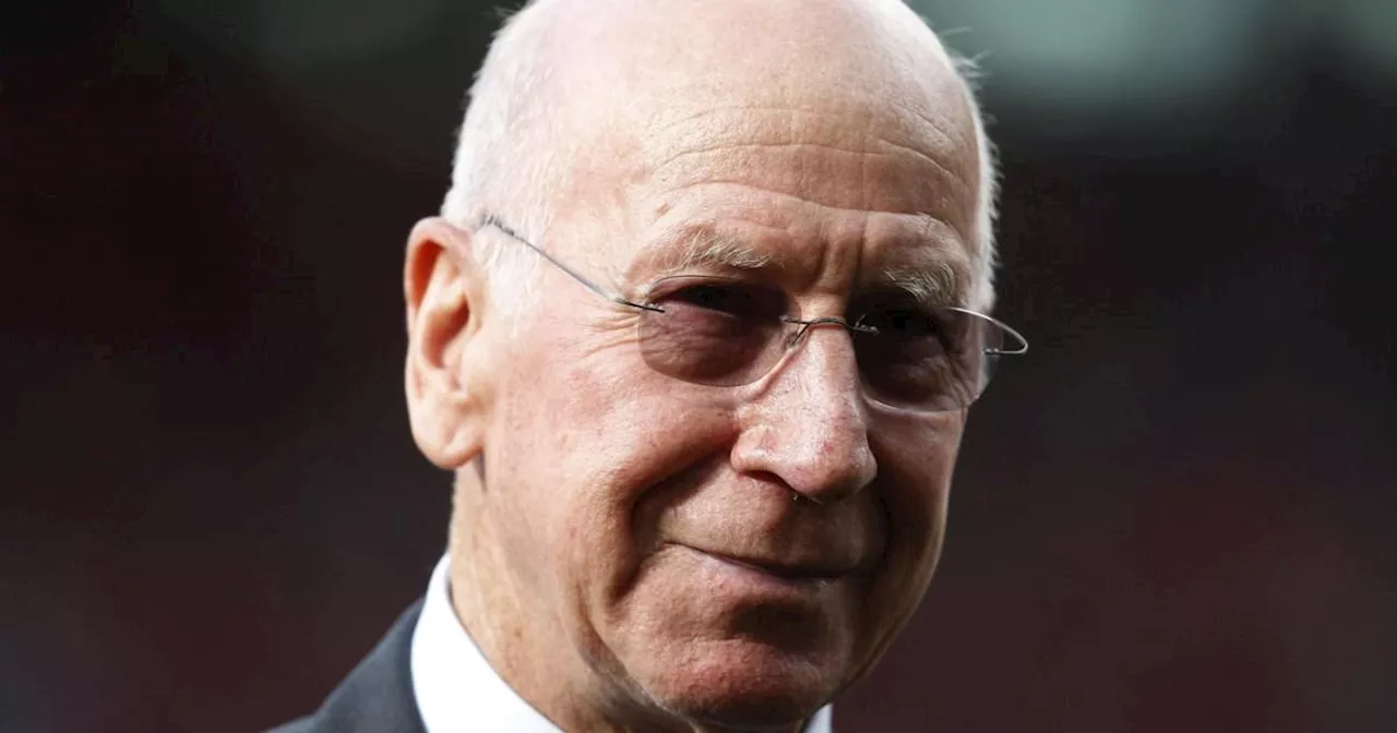 Gary Lineker leads Sir Bobby Charlton tributes following his death